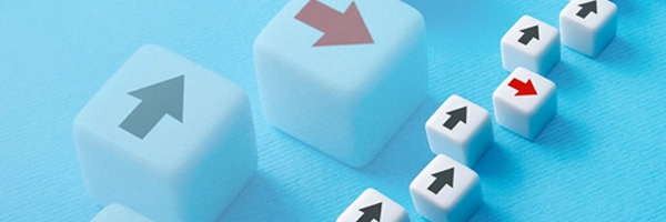 Light blue and white cubes with black and red arrows pointing in different directions are arranged in a diagonal line on a blue background.